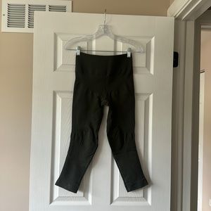 Lululemon dark green Capri leggings